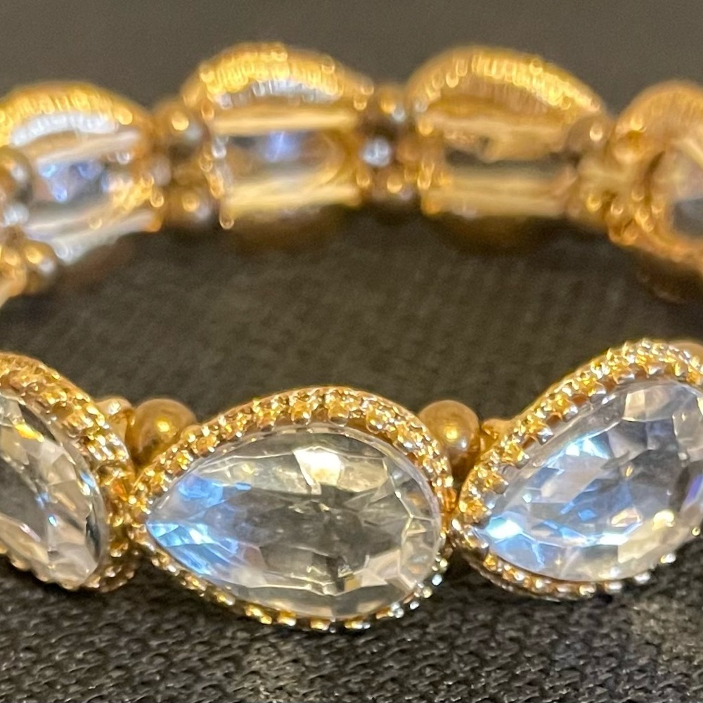 Gold Tone Teardrop Stretch Bracelet